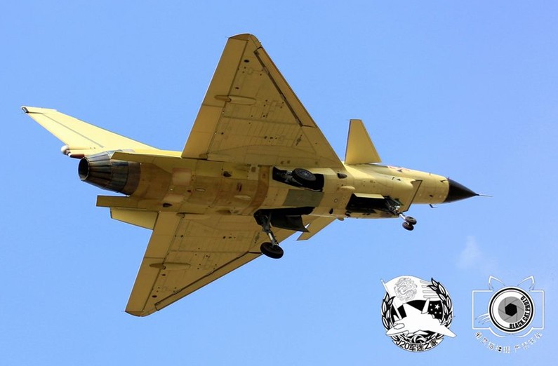 震撼！殲-10戰機試飛時空中放油[組圖]