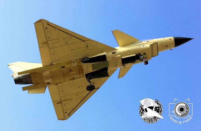震撼！殲-10戰機試飛時空中放油[組圖]