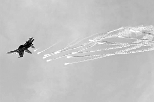 日威脅對我飛機警告射擊