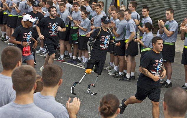 美大兵成功接受雙臂移植手術 失去四肢頑強生存事跡鼓舞眾人