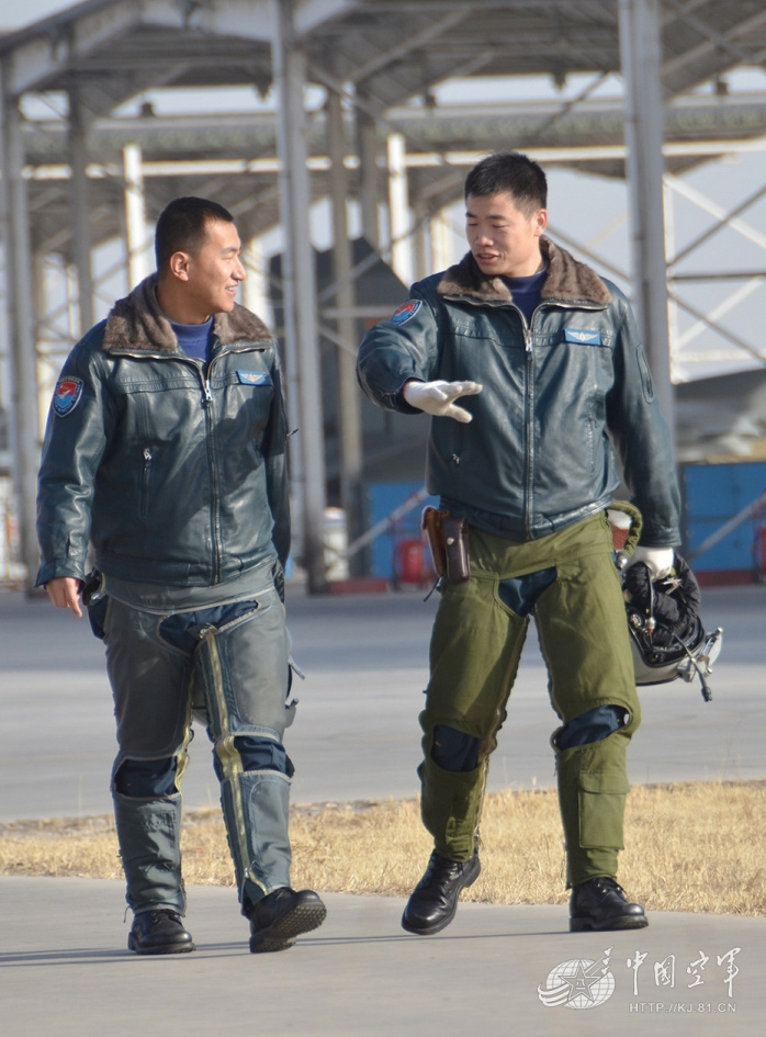組圖：中國空軍殲-11雙機升空處置“異常空情”