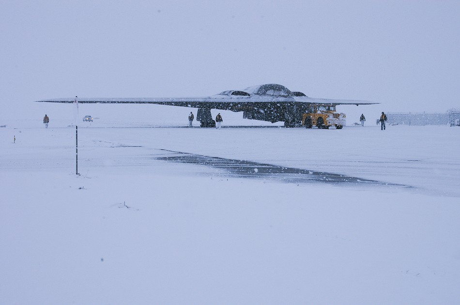 美軍最昂貴隱形戰機大雪天屋外挨凍
