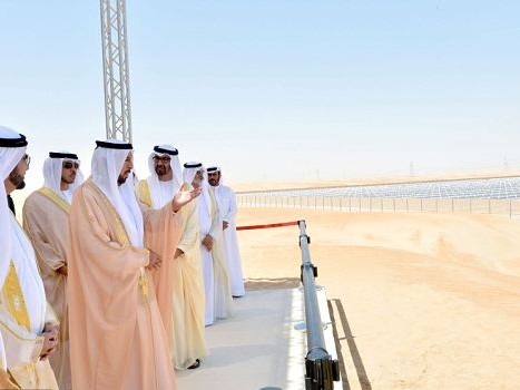 世界最大太陽能發電站落戶阿聯酋 為兩萬家庭供電