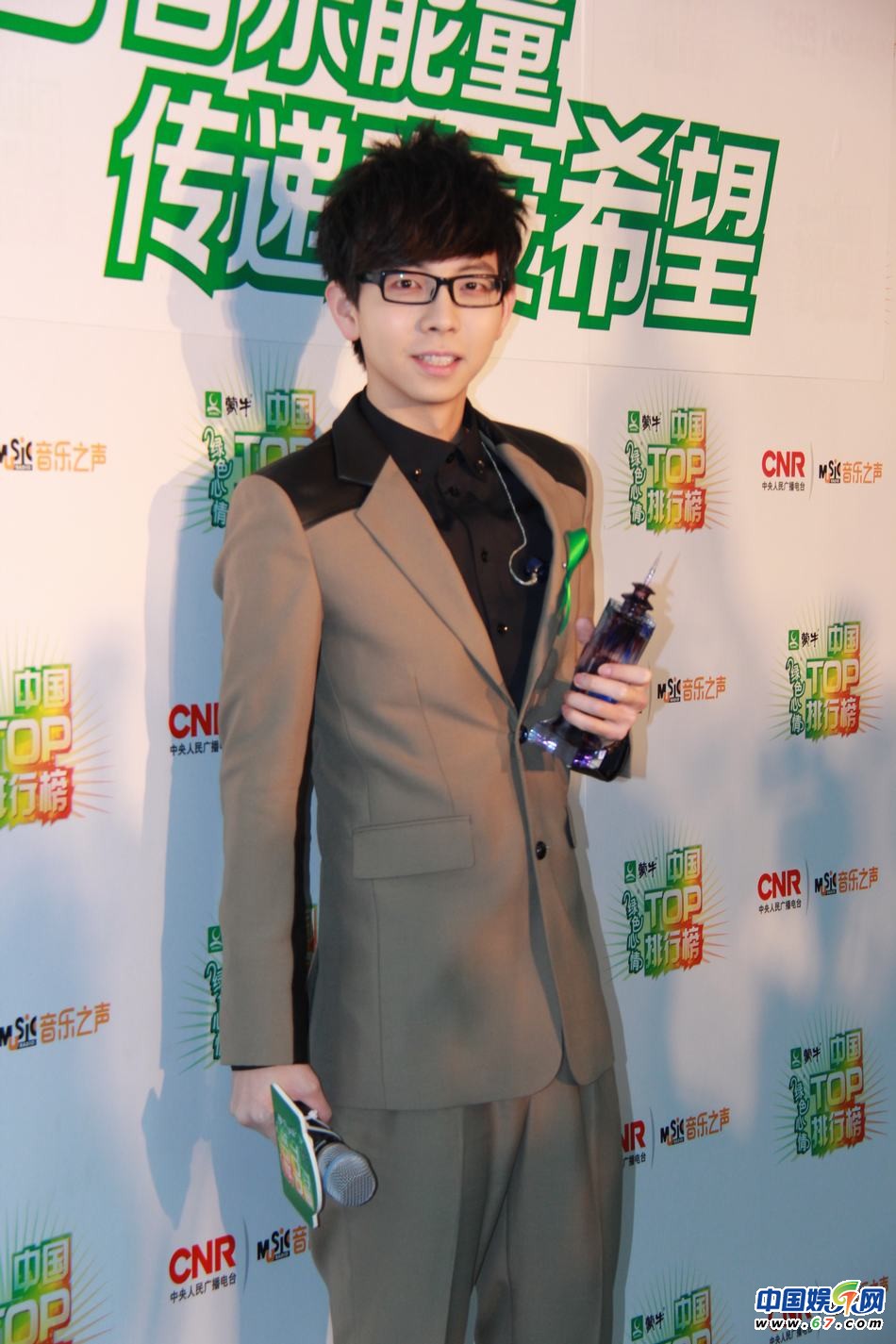 直擊中國TOP排行榜頒獎晚會 Ella低胸秀乳溝 劉忻現“蜘蛛”紋身