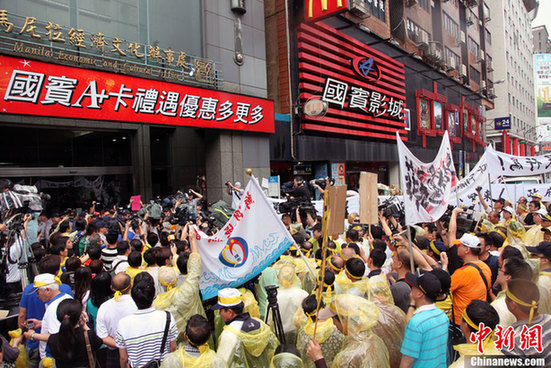 臺灣數百漁民冒雨在臺北馬尼拉辦事處前集會抗議