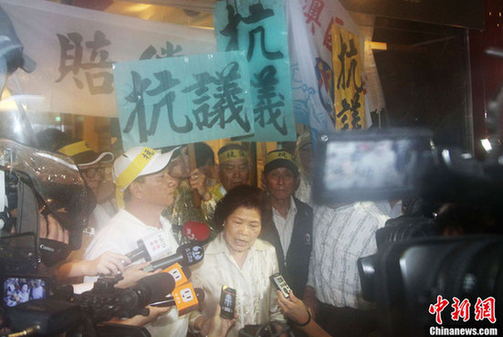 臺灣數(shù)百漁民冒雨在臺北馬尼拉辦事處前集會抗議