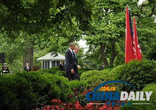 奧巴馬出門前伸手測雨 或因海軍撐傘風(fēng)波心有余悸