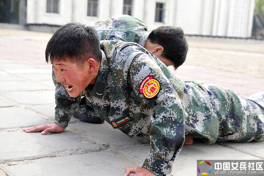 戰(zhàn)場(chǎng)上沒(méi)女人:女特種兵像男兵一樣嚴(yán)酷訓(xùn)練