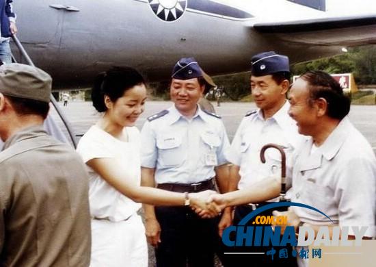 組圖：鄧麗君勞軍罕見照 獻(xiàn)吻阿兵哥