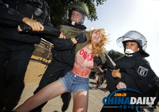 奧巴馬柏林演講呼吁削減戰略核武 女權運動者半裸示威求助