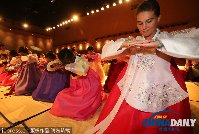 美翻了!韓國女子大學(xué)留學(xué)生穿韓服學(xué)行禮(高清組圖)