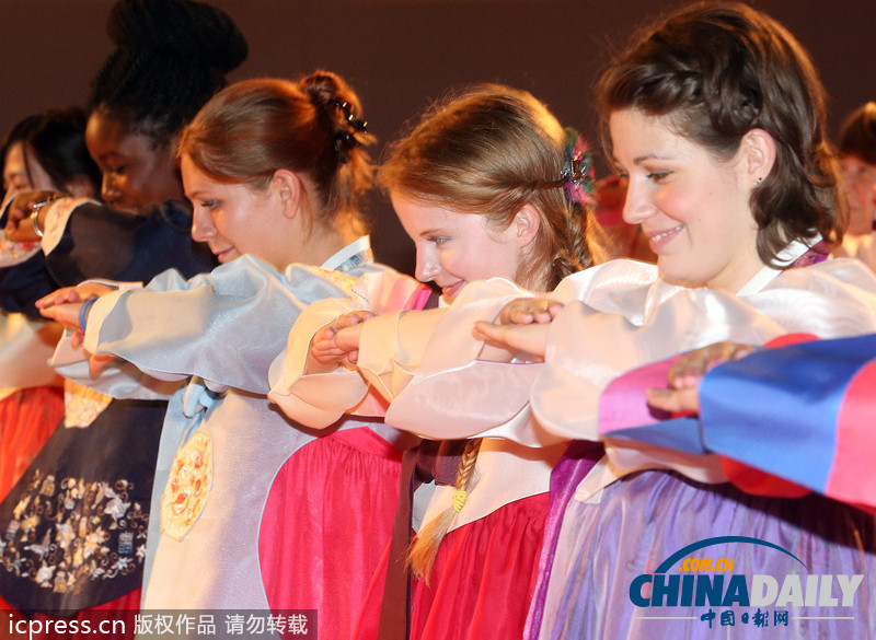 美翻了！韓國女子大學留學生穿韓服學行禮（高清組圖）