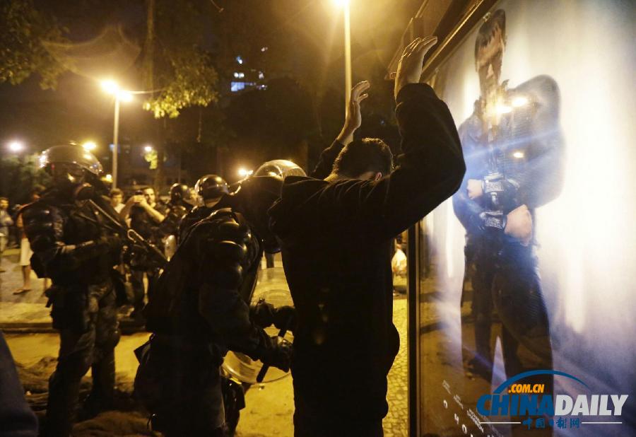 組圖:巴西民眾抗議羅馬教皇來訪 警方動用催淚彈發(fā)生沖突
