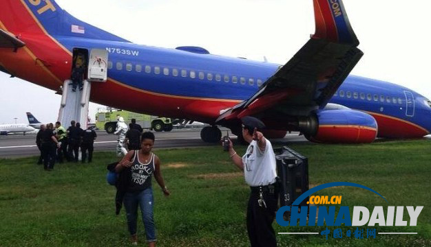 美國(guó)西南航空客機(jī)降落時(shí)發(fā)生事故 10人受輕傷