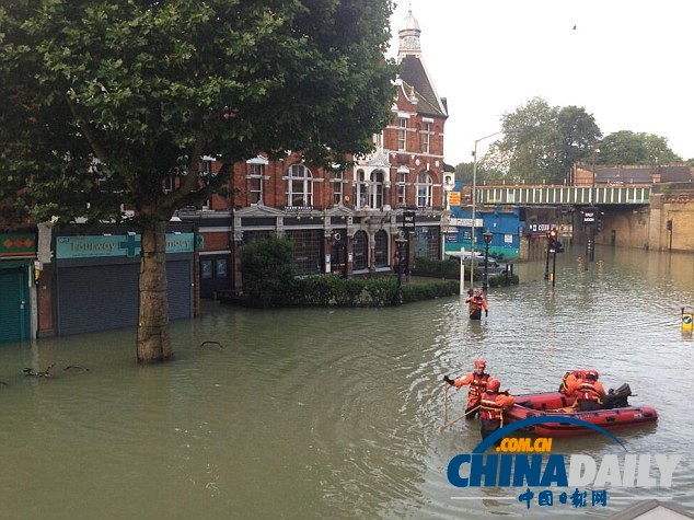 英國倫敦市郊主水管爆裂 導致部分街道商鋪被淹（圖）