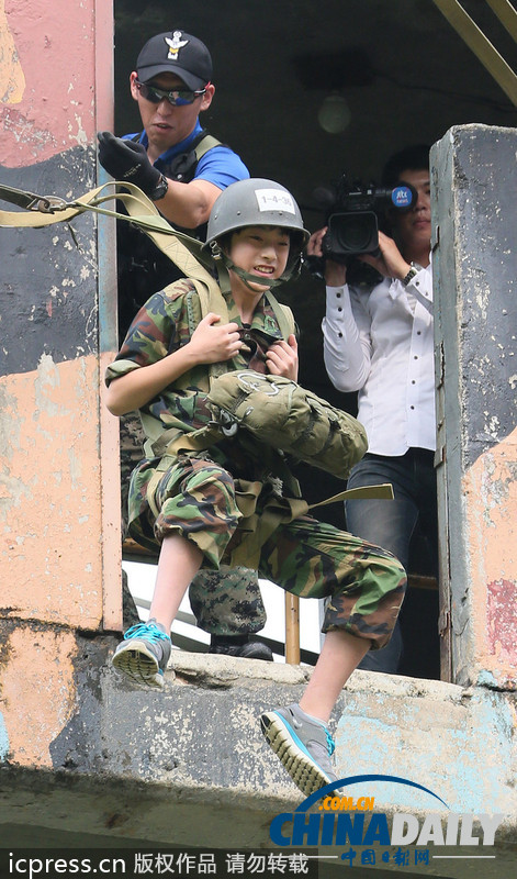 韓國青年參加陸軍特訓 11米高臺跳下表情尷尬（圖）