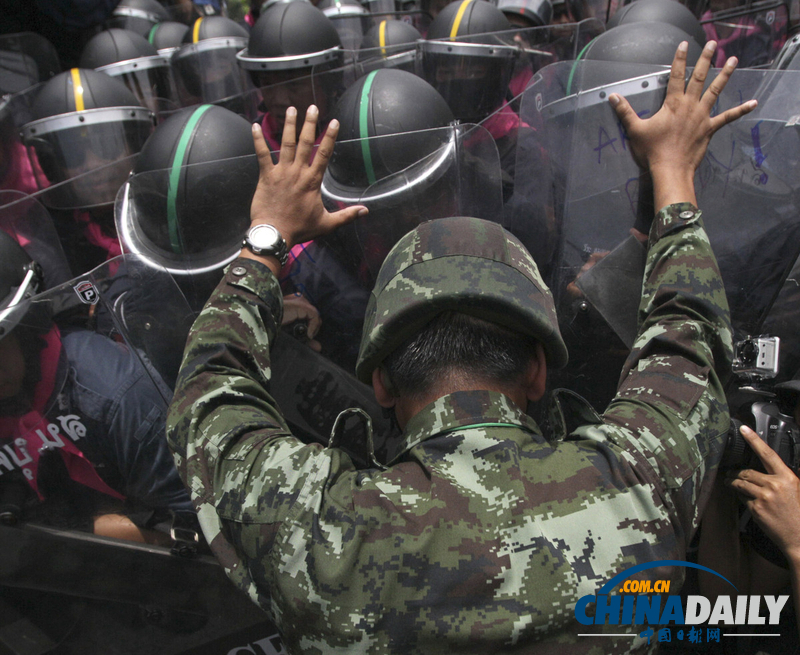 他信反對者抗議泰國特赦法案 與警察激烈沖突（圖）