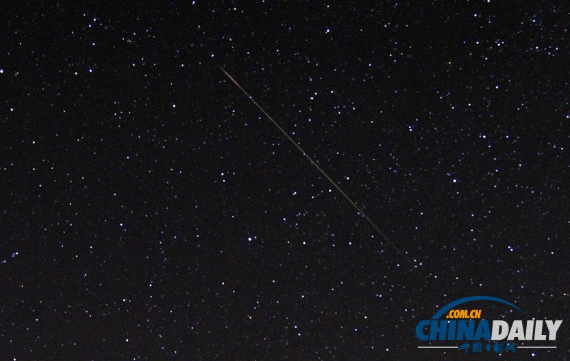 一年一度英仙座流星雨劃過(guò)美國(guó)加州上空
