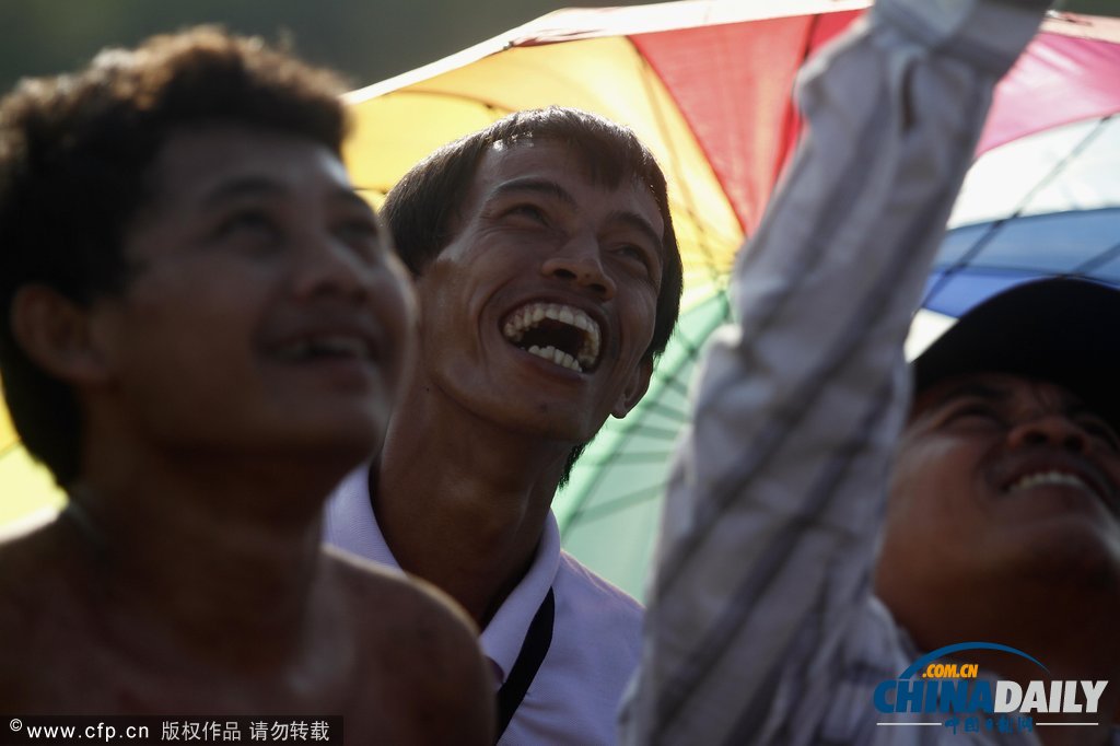 以國家名義狂歡 印尼民眾爬高奪獎慶祝獨立日（圖）