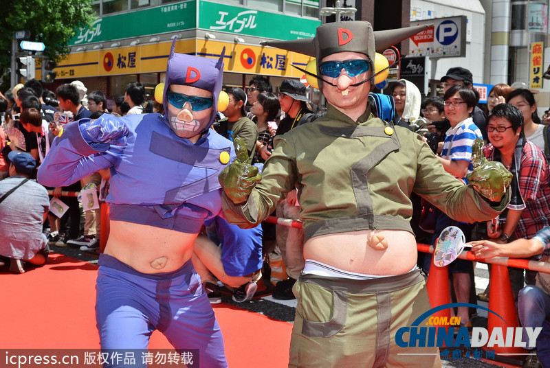 日本名古屋市長(zhǎng)亮相cosplay峰會(huì)紅毯 左擁右抱艷福不淺（組圖）
