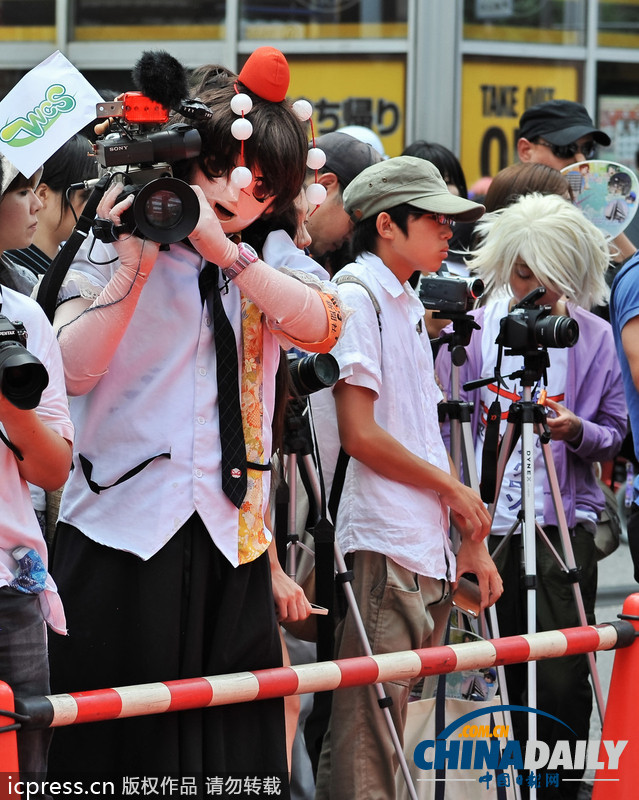 日本名古屋市長亮相cosplay峰會紅毯 左擁右抱艷福不淺（組圖）