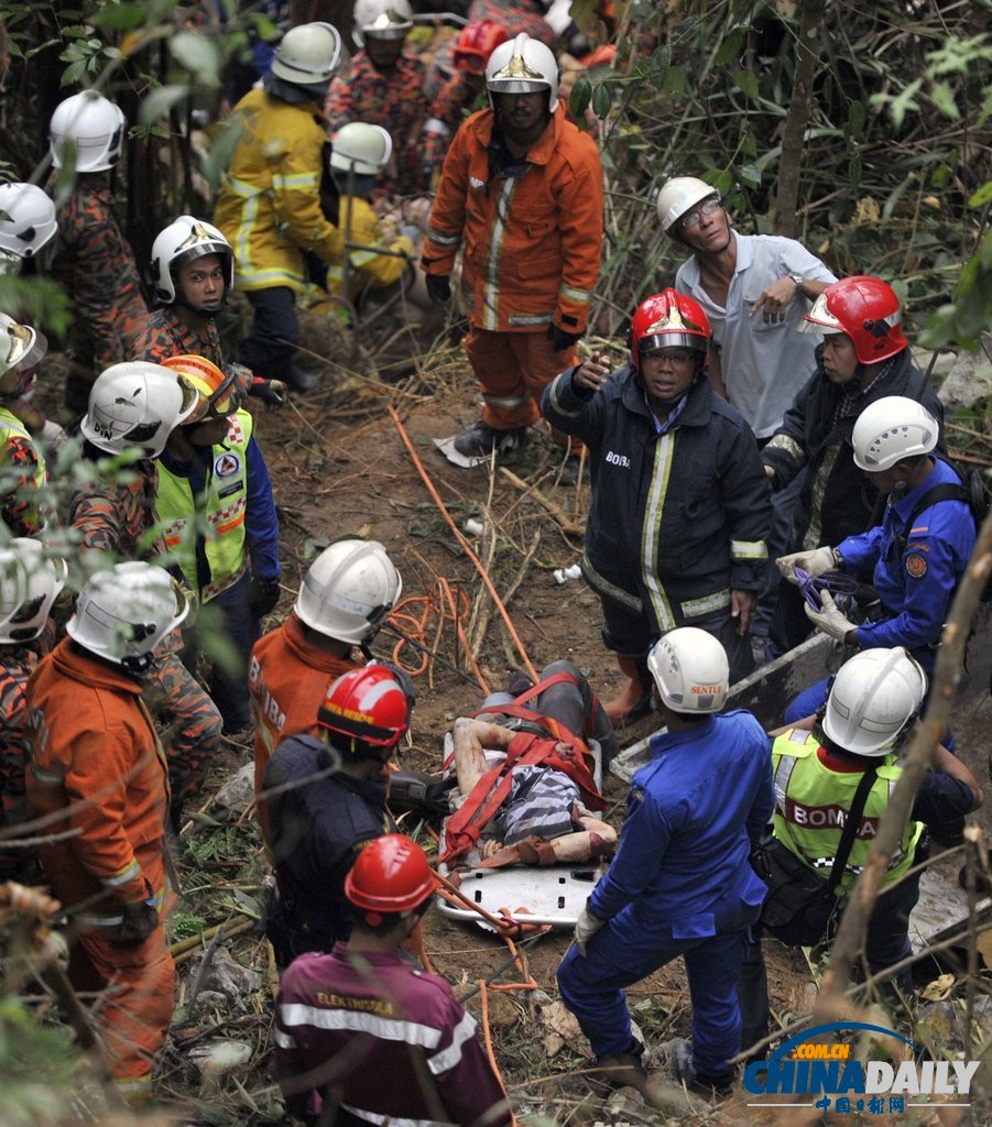 馬來(lái)西亞公交車(chē)墜崖已致33人死亡 其中24名華人（高清組圖）