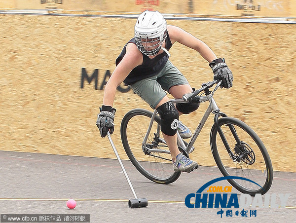 古老運(yùn)動(dòng)流行新玩法 自行車(chē)馬球倫敦街頭受追捧（組圖）