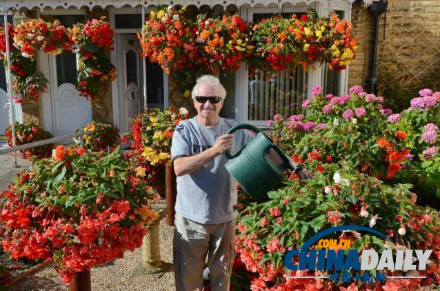英國74歲盲人種植鮮艷花卉 靠觸覺和嗅覺做園藝