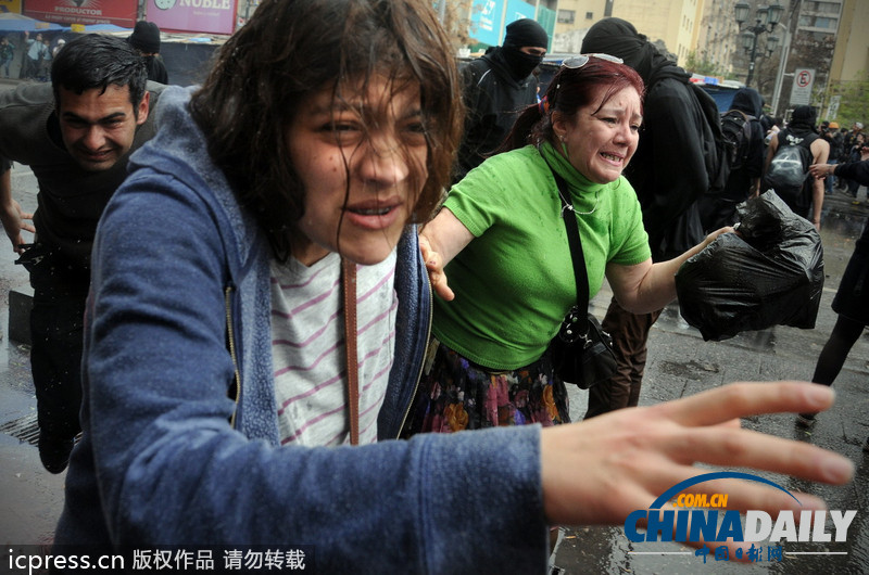 數千智利學生與警方發生激烈沖突 要求教育免費提高質量