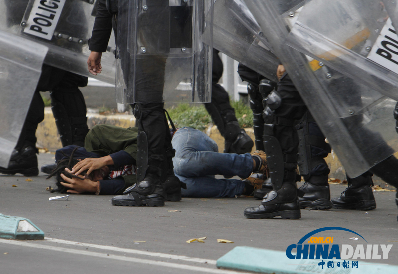 墨西哥警察對抗議教師進(jìn)行暴力清場（組圖）