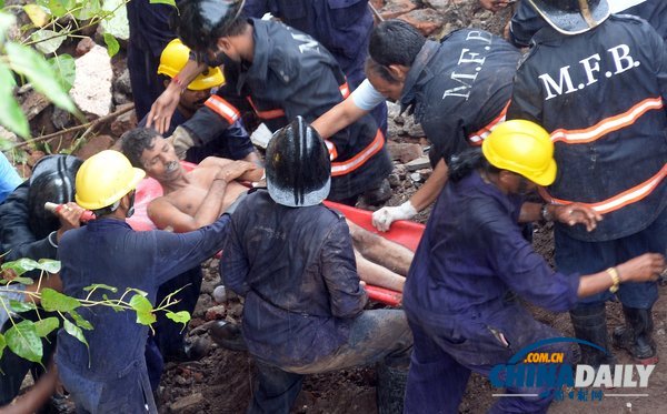 印度孟買一五層樓房坍塌 或60人被埋（組圖）