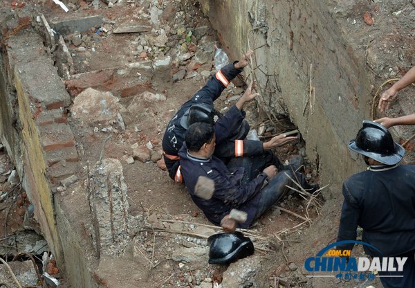 印度孟買一五層樓房坍塌 或60人被埋(組圖)
