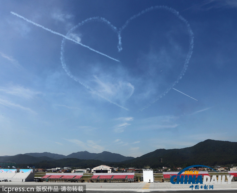 韓國航空展最后彩排迎建軍節 月色作幕跳傘唯美