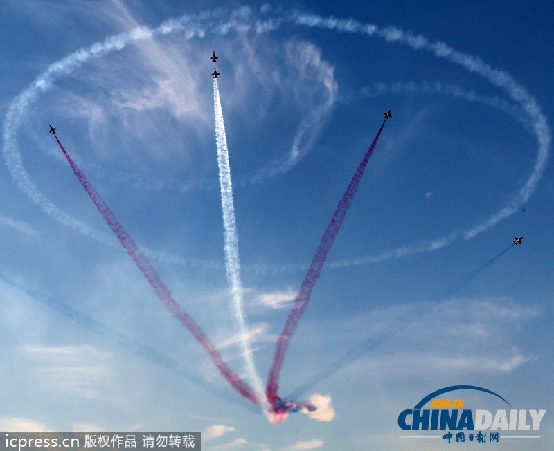 韓國航空展最后彩排迎建軍節 月色作幕跳傘唯美