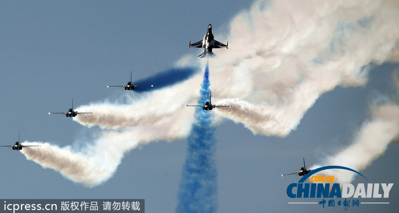 韓國航空展最后彩排迎建軍節(jié) 月色作幕跳傘唯美