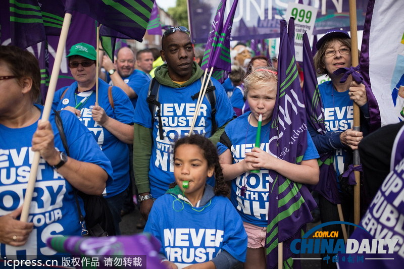 英國民眾集會(huì)抗議政府削減各項(xiàng)支出