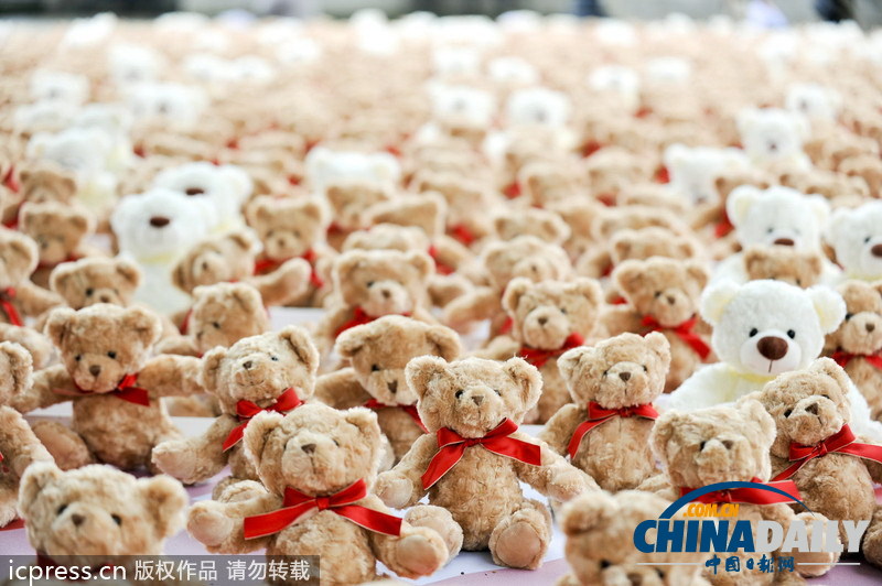 可愛泰迪熊亮相倫敦塔橋前 呼吁關注腦膜炎疫情