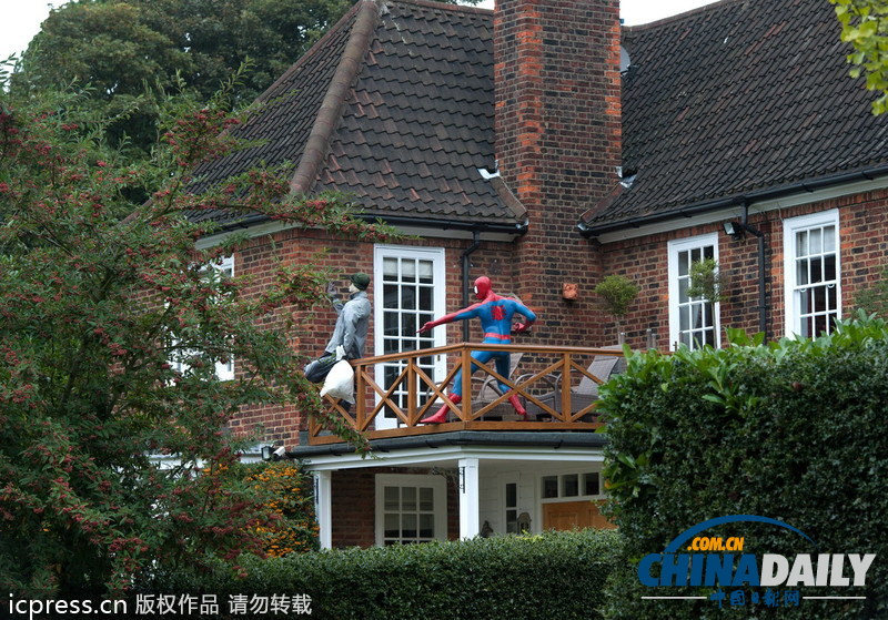 將科幻搬進(jìn)現(xiàn)實(shí) 英國陽臺(tái)上演蜘蛛俠追擊小偷