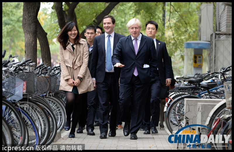 倫敦市長訪華參觀北大 豎大拇指與學(xué)生合影（圖）
