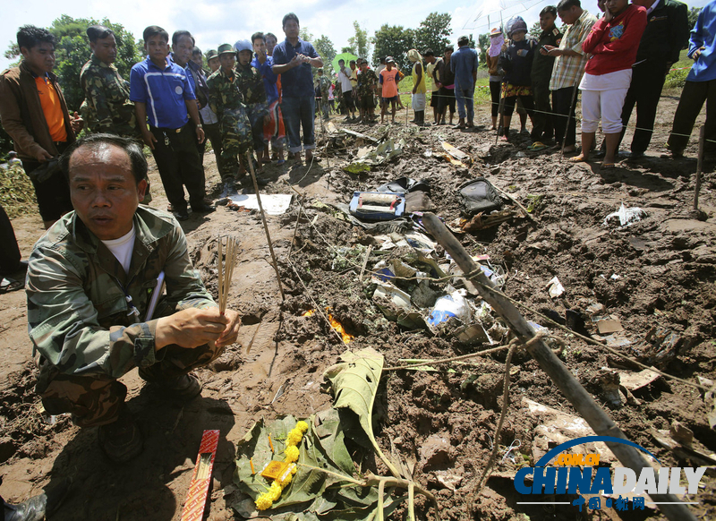 老撾墜機現場圖曝光 軍方正開展遺體打撈工作