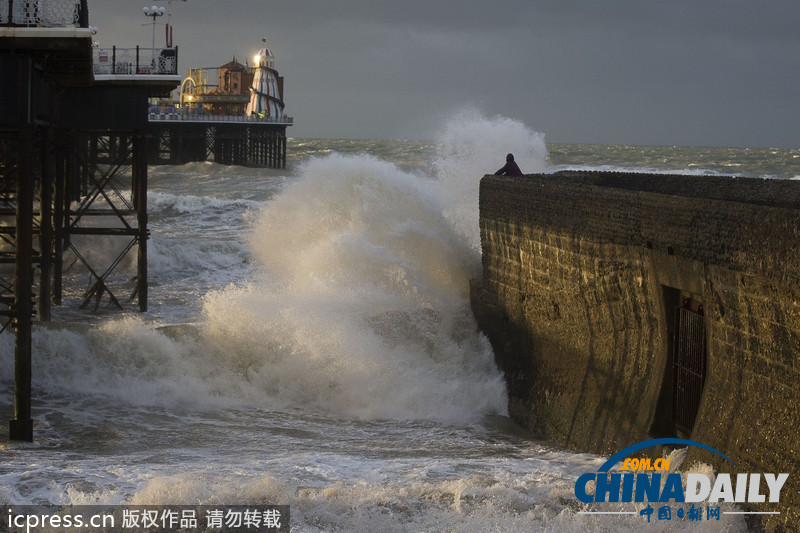 英國迎戰“颶風級”風暴 海陸空交通大受影響(高清組圖)