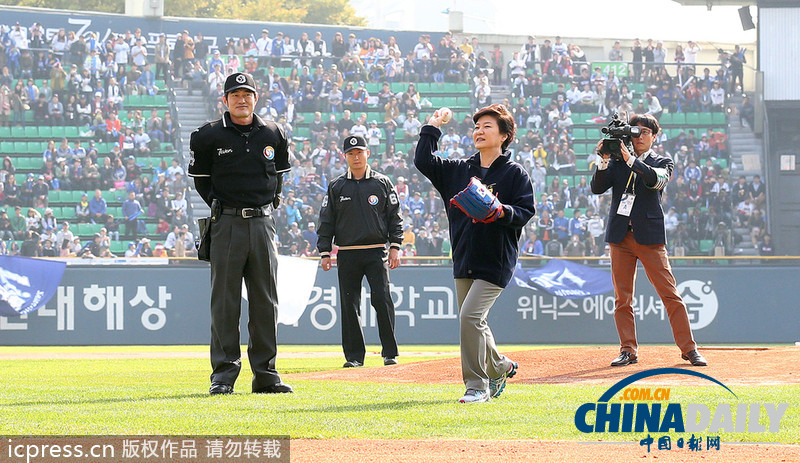 樸槿惠穿日本球鞋為韓國賽事開球 遭網民指責（圖）