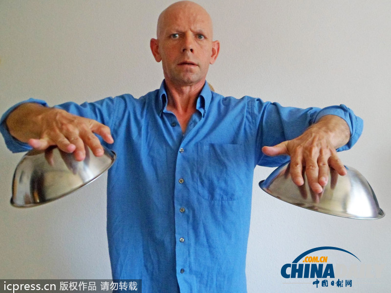 現(xiàn)實(shí)版“萬磁王“！德男子用念力控制吸附金屬