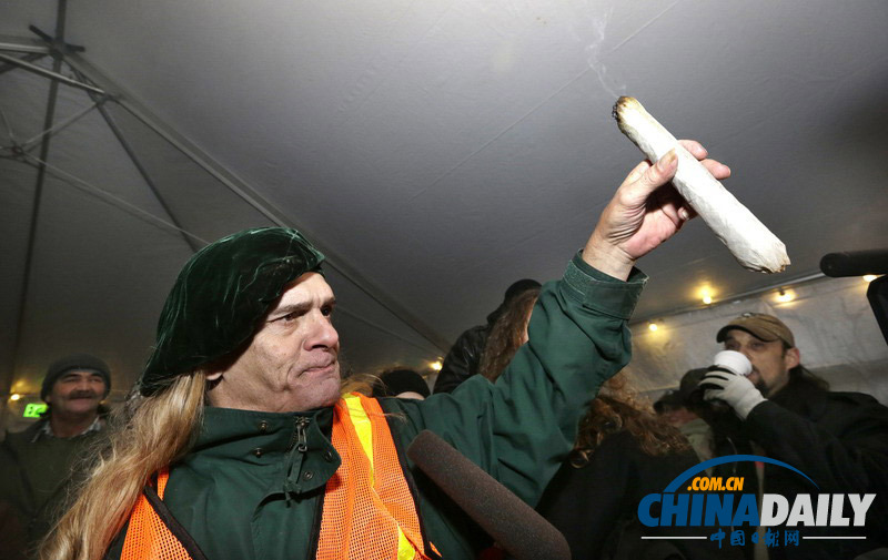 美國民眾舉重吞云吐霧 紀念大麻合法化一周年
