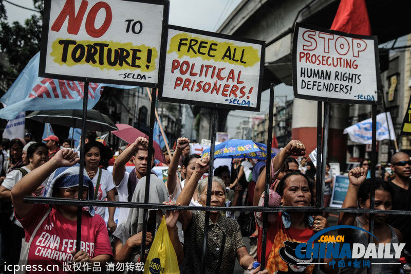 菲律賓民眾焚燒總統阿基諾模型 紀念國際人權日