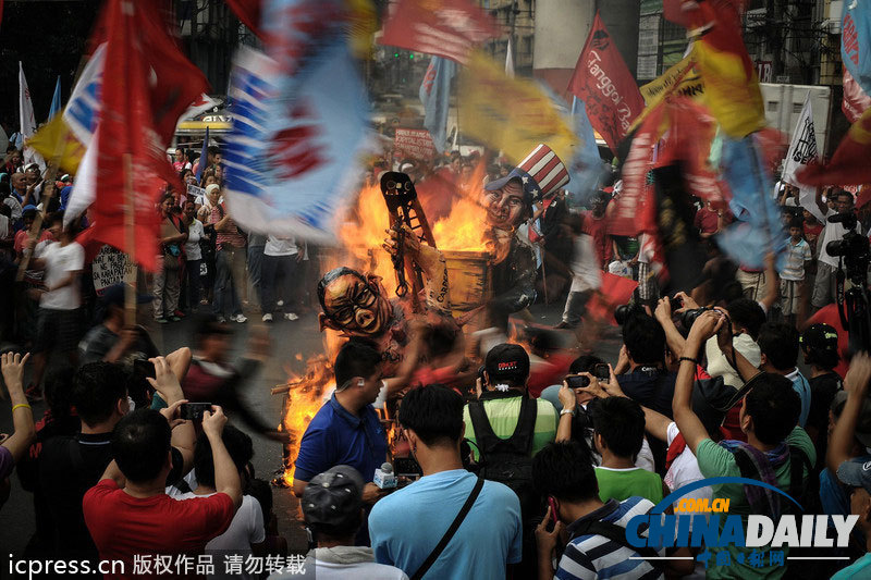菲律賓民眾焚燒總統阿基諾模型 紀念國際人權日