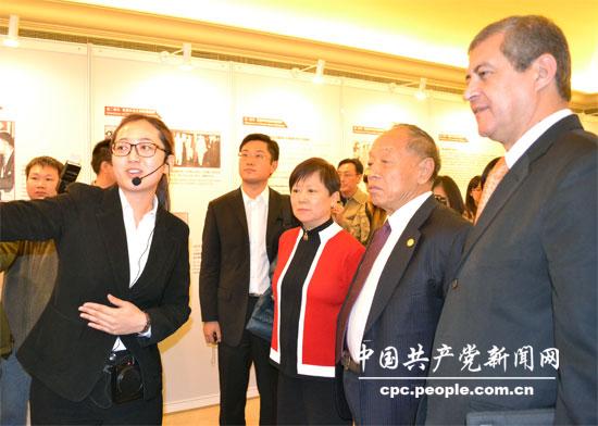 紀(jì)念周恩來(lái)率團(tuán)訪非50周年展覽開幕 李肇星出席