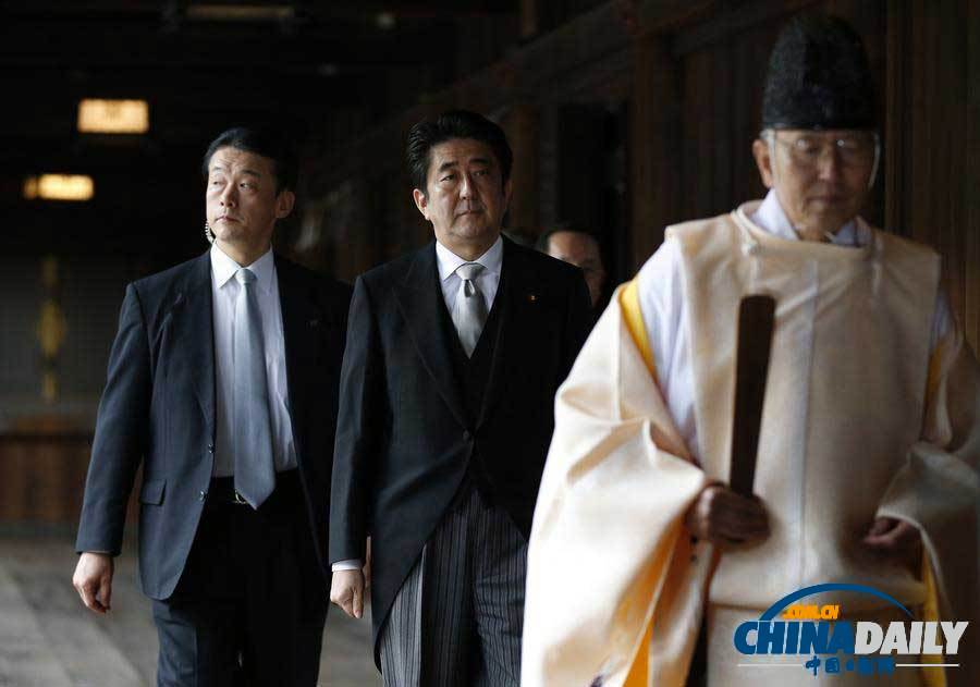 安倍晉三在神職人員引領(lǐng)下參拜靖國(guó)神社