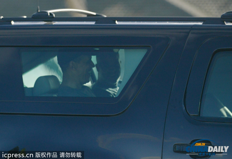 奧巴馬在夏威夷晨煉后乘車(chē)返回住所 遭遇夾道抗議