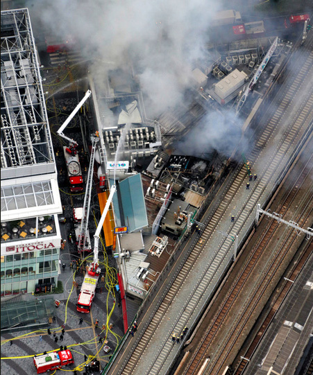 東京地鐵站附近發(fā)生大火 已燒毀4棟建筑物（圖）